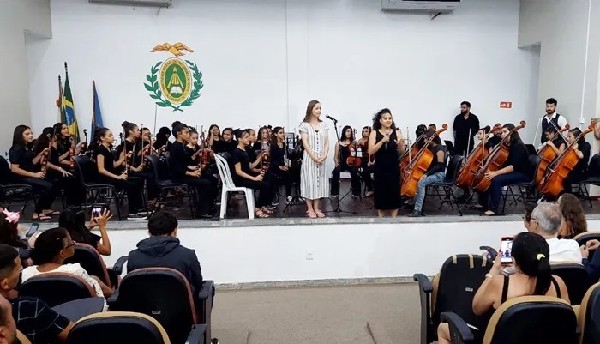 Orquestra formada por meninas da rede pública de educacão de Caicó se apresentou no auditório da UFRN em Caicó